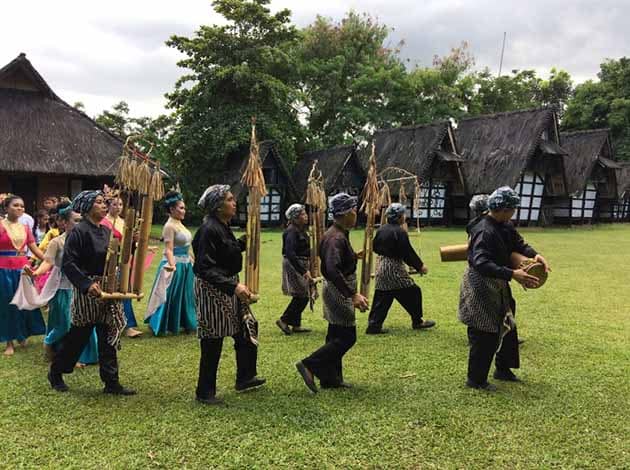 kampung budaya sindang barang karawitan