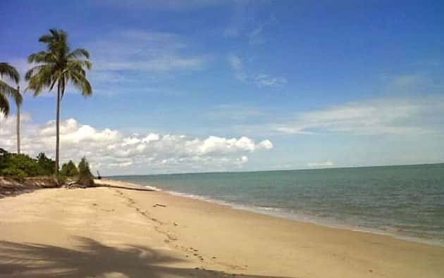 Pantai tanah kuning