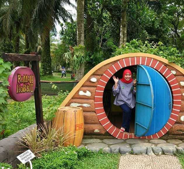 Rumah Hobbit Taman Wisata Mekarsari Bogor