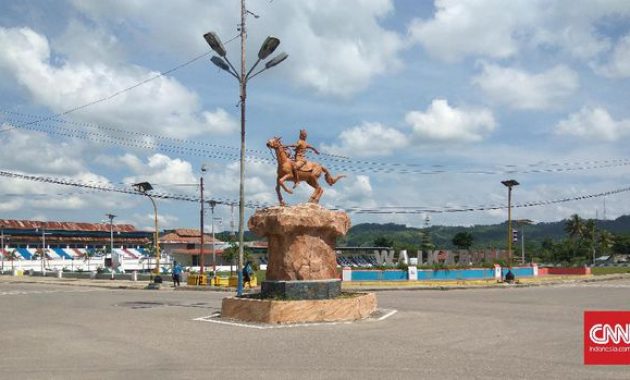 Wisata Sumba Patung Kuda Kota Waikabubak