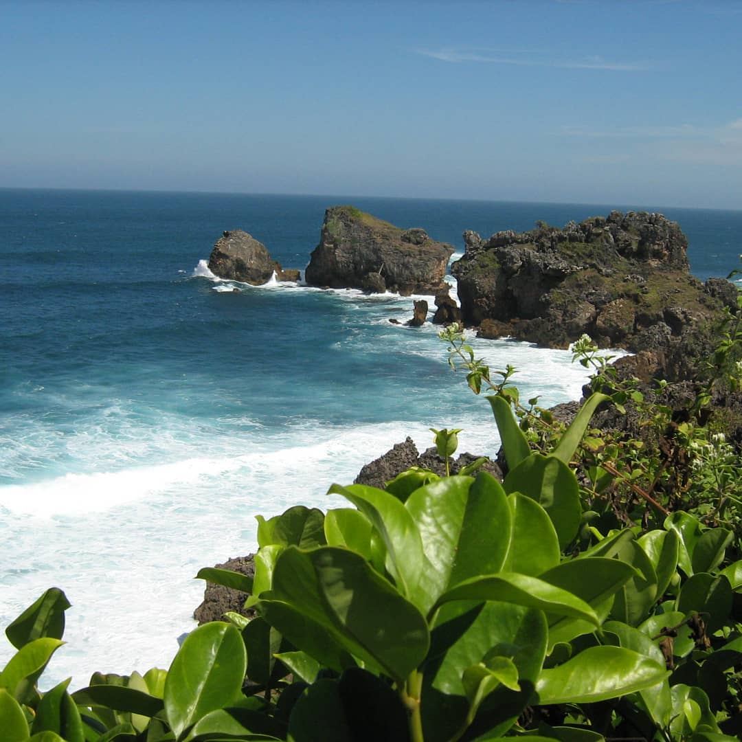 Menjajaki Berbagai Tebing dan Spot Eksotis di Pantai Siung 1