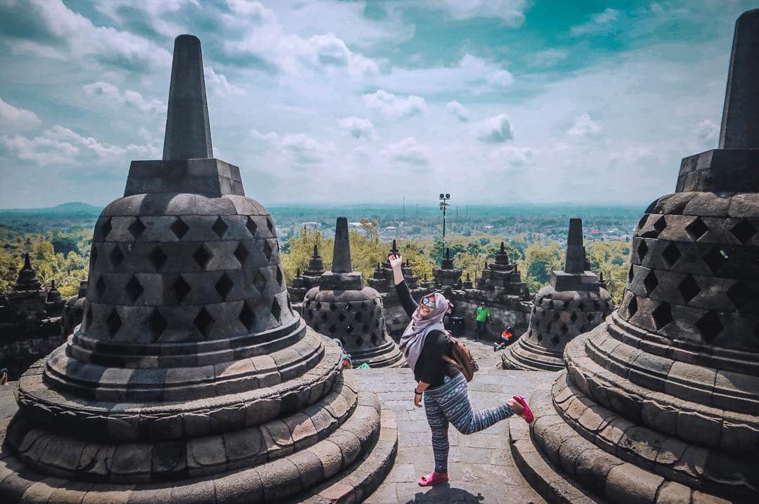 candi borobudur gadis berkacamata