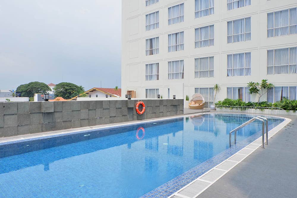 atria-hotel-swimming-pool-malang