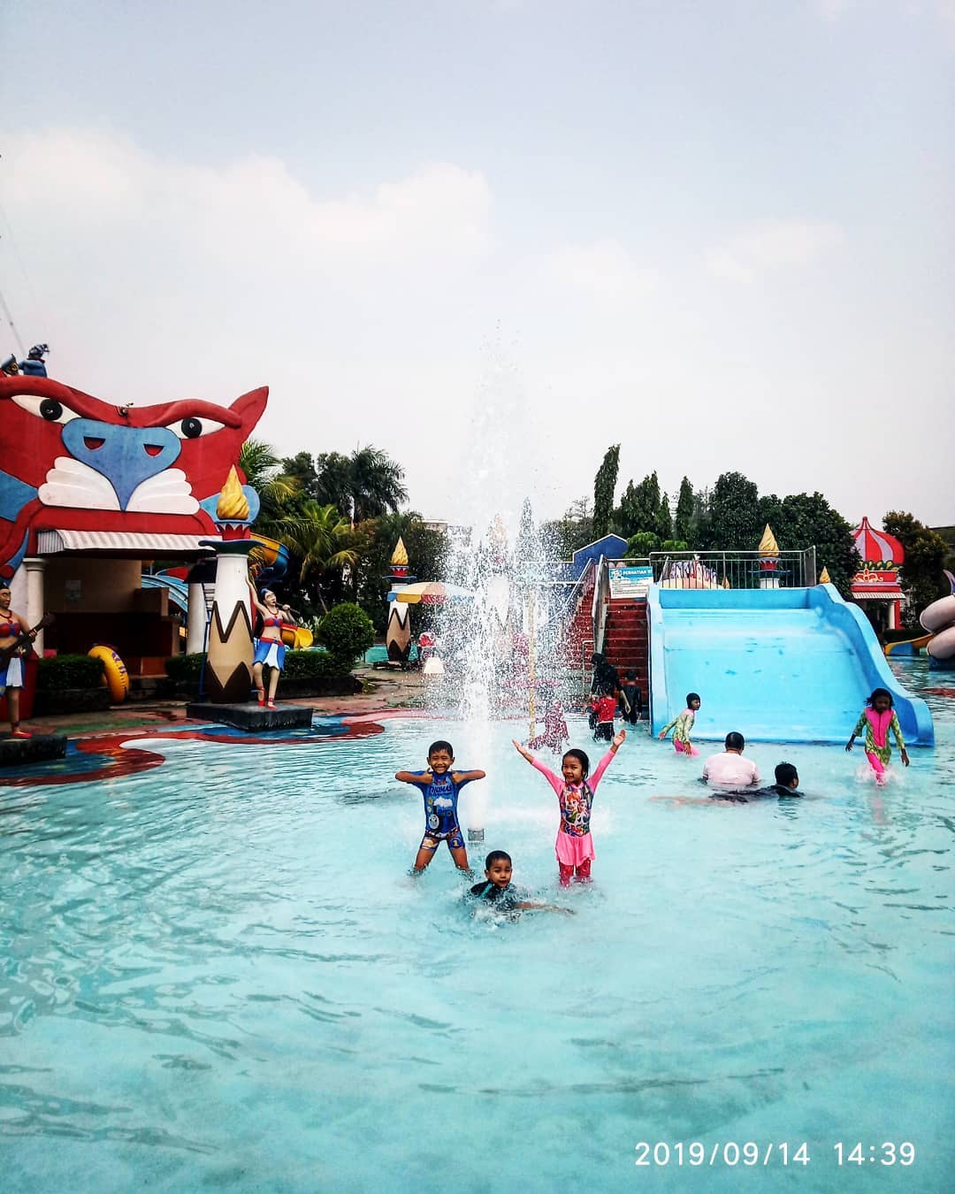 Kolam renang dekat lokasi saya