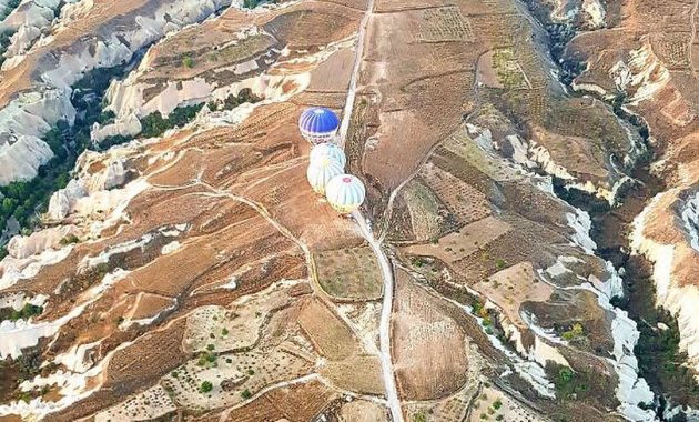Menikmati Bentang Alam Kapadokia Turki Dari Atas Balon Udara 9