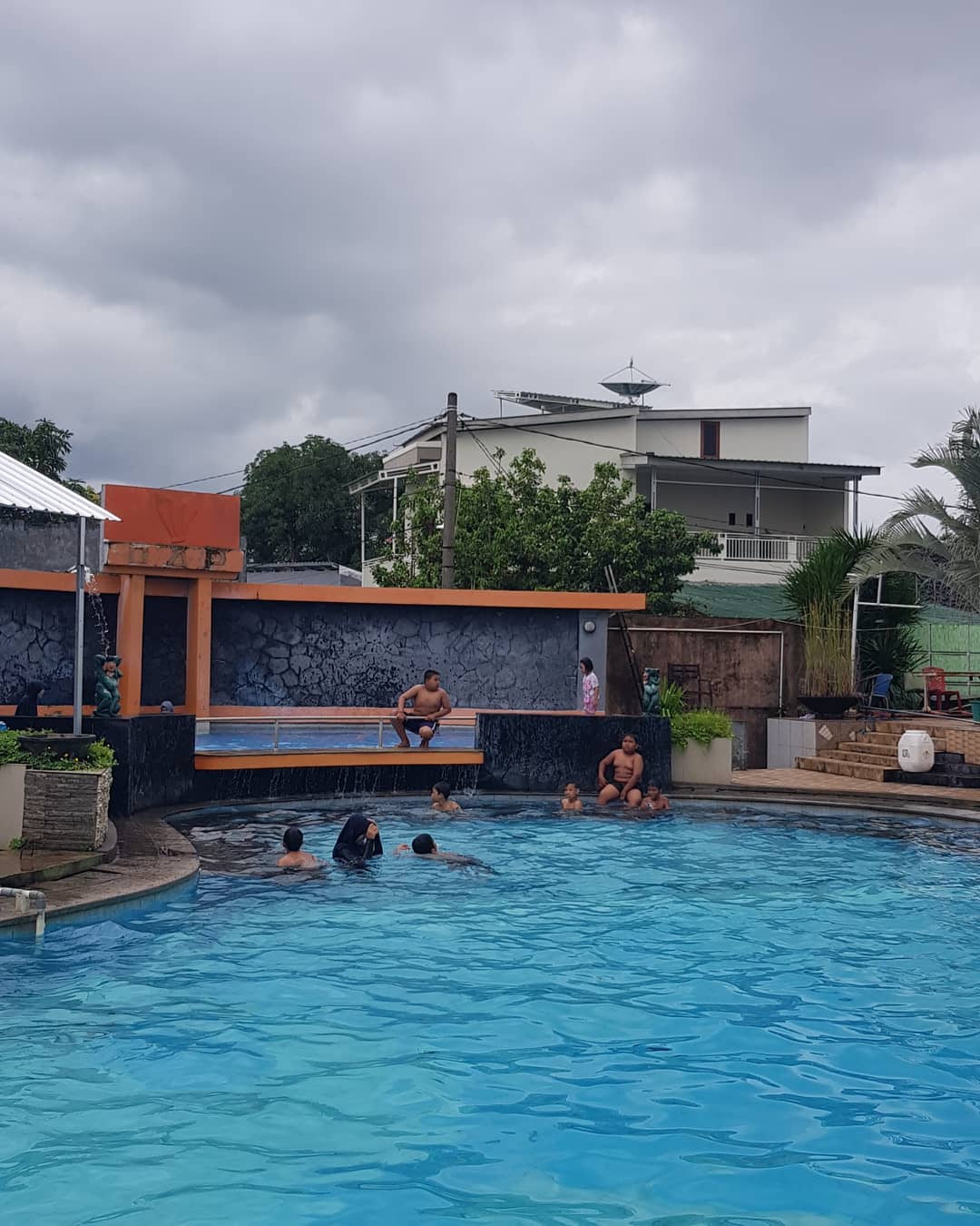 kolam-renang-tirta-garden