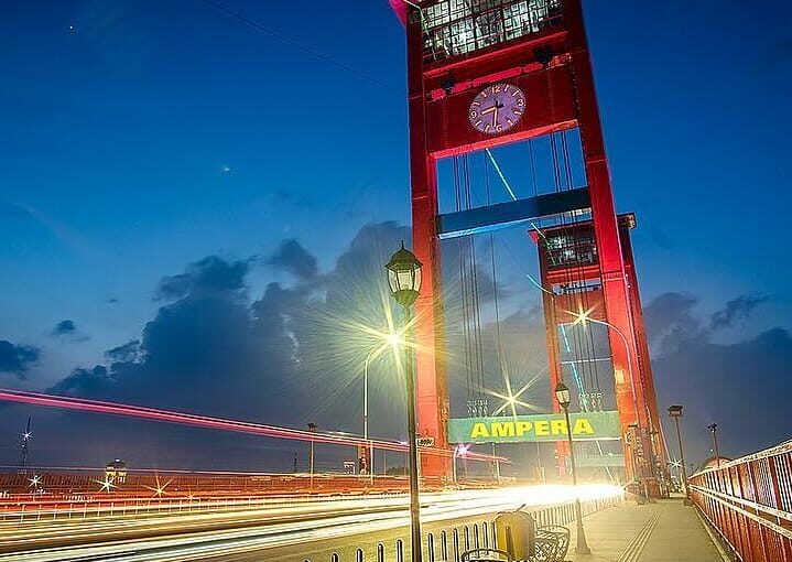 Merah jembatan ampera