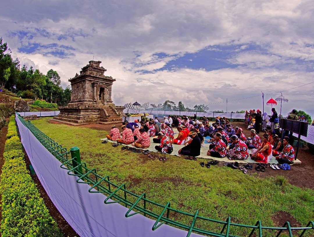 Ibadah di Candi Gedong Songo